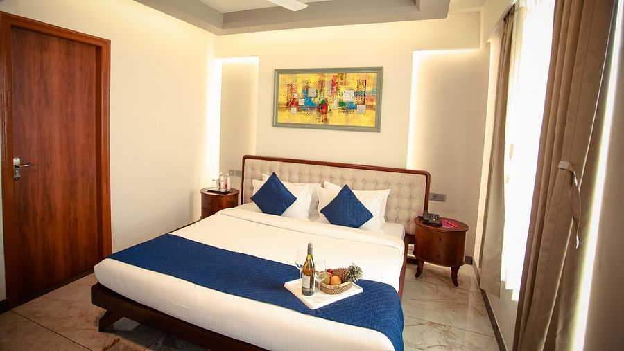 Deluxe King Room with a comfortable double bed and modern furnishings at Clarks Inn Suites Jaipur, Ajmer Road